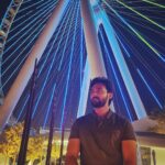 Arav Instagram - When you pose for a photo , and people in front of you are making fun🤣🙈 #dubai #dubailife #actor #dubaimarina #aindubai Ain Dubai