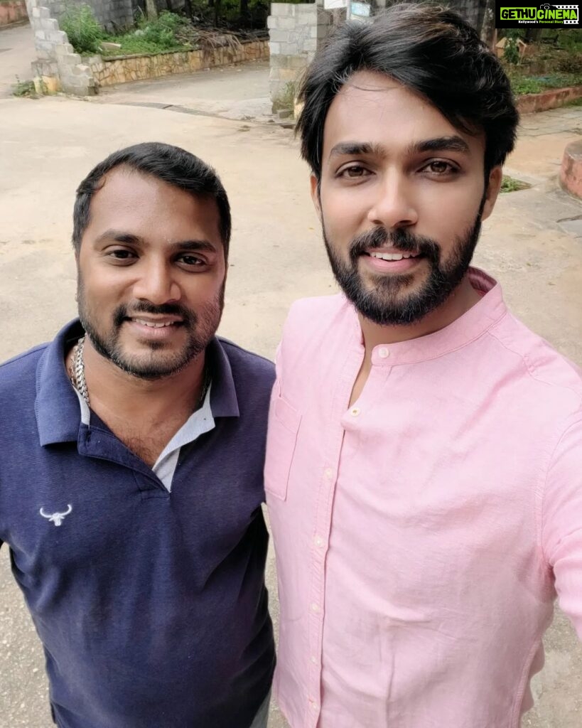 Arav Instagram - I had the privilege to meet my Bigg Boss Remote Camera Operator Balaji anna yesterday. Since they were behind the walls , I couldn't recognize at first. But he reminded me. That excitement and love we shared during those few minutes of chat, reminded so much. I asked him for a selfie together..Wish I could meet all the technicians. Love to you all❤️❤️ : : : : : : : : #tamilcinema #technician