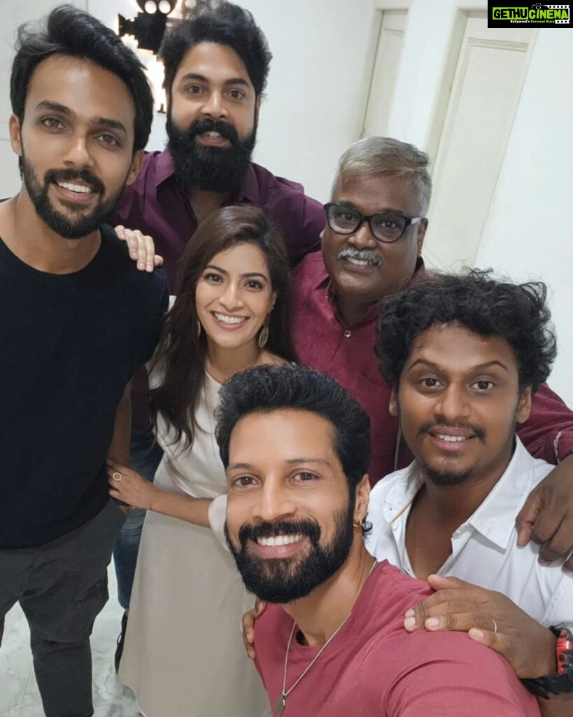 Arav Instagram - With my sweetest family. Will miss the wonderful times we had on set. I'll miss the reels we make and the games we play. Love you guys❤️❤️ @varusarathkumar @santhoshprathapoffl @vivek_rajgopal @yazar_christopher Missed you darling @mahatofficial @filmmaker_dayal_padmanabhan sir plan another film pls🤗🤗 #MaruthiNagarPoliceStationOnAHA #MaruthiNagarPoliceStation #Friendship #AhaOriginal #ott K4 Anna Nagar Police Station