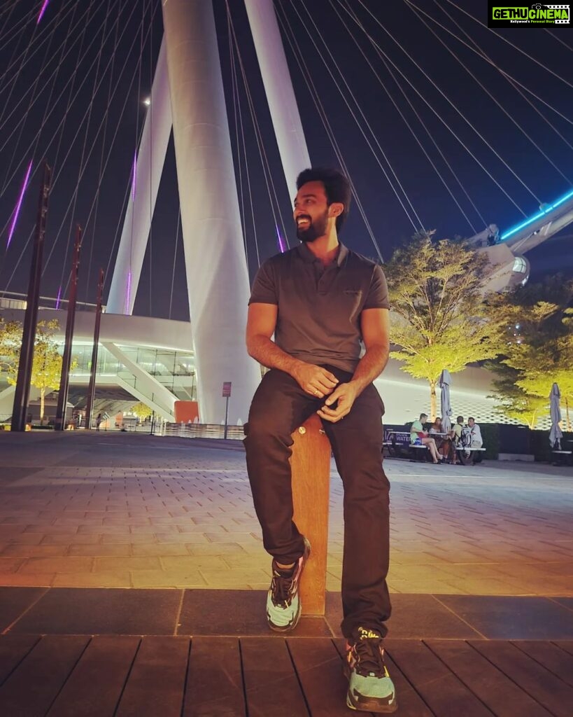 Arav Instagram - When you pose for a photo , and people in front of you are making fun🤣🙈 #dubai #dubailife #actor #dubaimarina #aindubai Ain Dubai