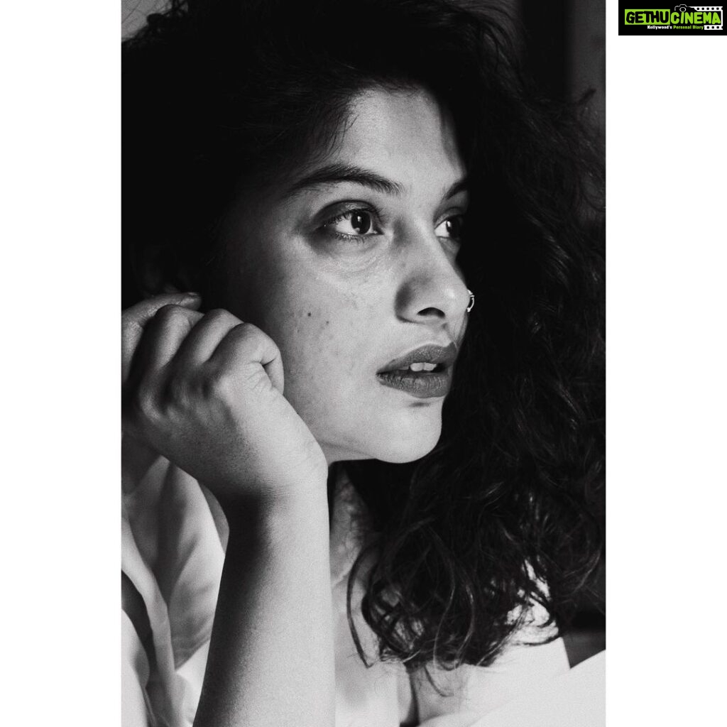 Archana Kavi Instagram - • Head up, Wings out • • • • • • • • • •#archanakavi #actress #photoshoot #bnw #bnwphotography #eyes #gaze #delhi #delhidiaries Delhi