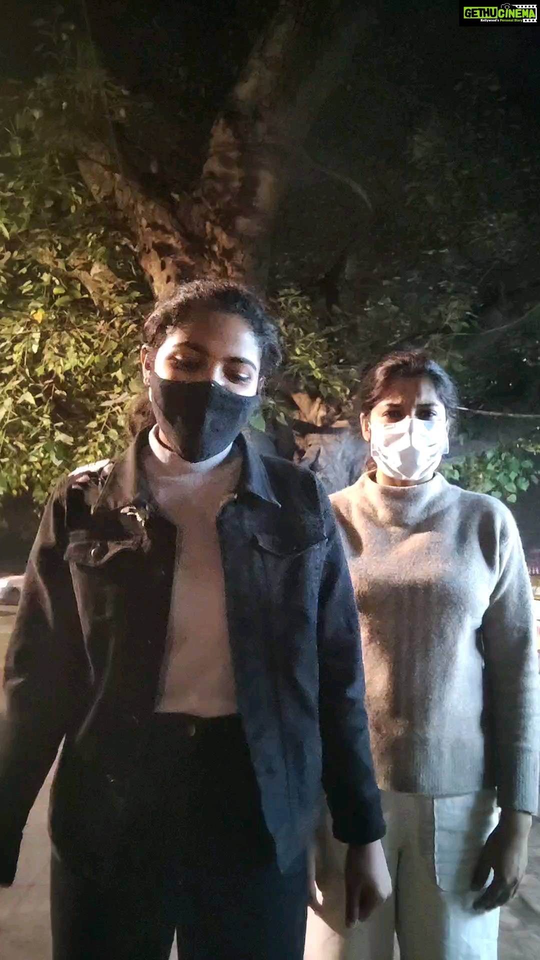 Archana Kavi Instagram - The reason why I hate to wait for the cab with @jessnajinesh04... Someone ask her to stop!!!! . . . But I wanna be me too!!! ❤️ . . #dance can call it... #reelstory #reel #uberwaiting Delhi, India