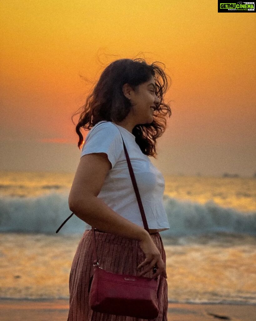 Archana Kavi Instagram - I have been wearing ocean all day. 📸 @varunnoorolil . #breeze #peace #nature #ocean Fort Kochi