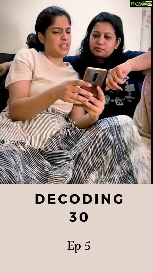 Archana Kavi Instagram - Decoding 30 Gayatri swiping away!!! How's your dating life??? Ft @shweta.k81 . Shot and edited by @_thomson.george_ . #reelstory #miniseries #viralvideos #decoding30 #datingonline #datingapp #datingat30 #dating