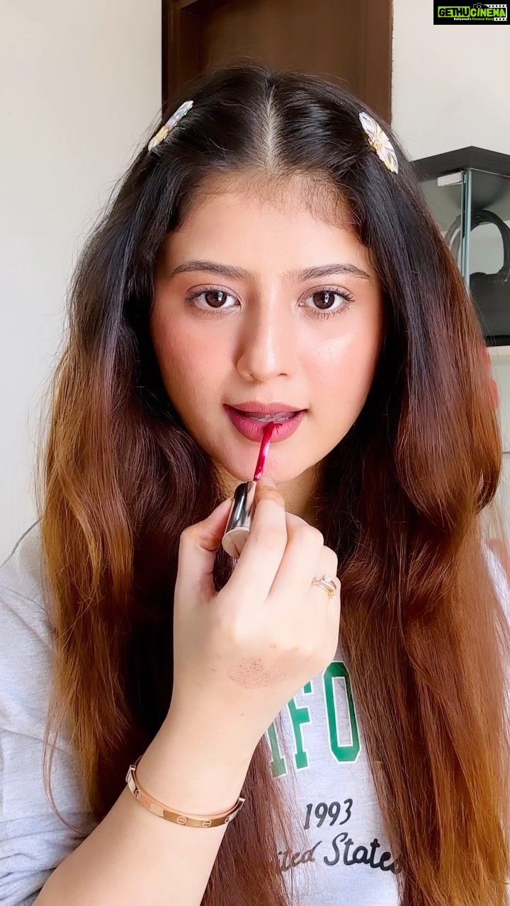 Arishfa Khan Instagram - Reverse ombré lip technique😍💄 Lip liner: Swiss beauty (Choco nude-03) Lipstick @mishymecosmetics Matte liquid lipstick Nude shade: Cherry Chocolate Red shade: Señorita ❤️ Go and shop now from our website www.mishymecosmetics.com ✨ Try karo ye technique and batao kaisa lagi aap sabko?😍 #makeup #reverseombrelips #technique #tutorial #arishfaxmakeup