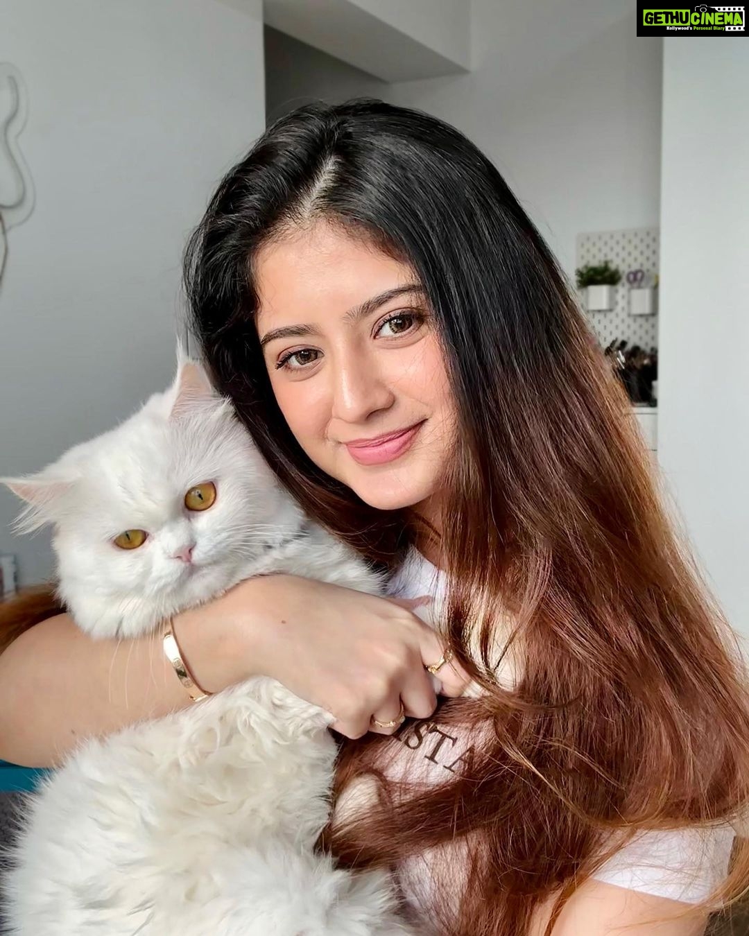 Arishfa Khan Instagram - Those who teach the most about humanity aren’t always human🫶🏻❤️ #oreo