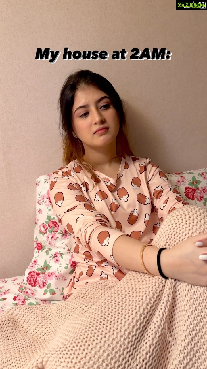 Arishfa Khan Instagram - Chain se sone bhi nahi dete🥺 📍: @thribecreatorslab