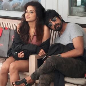 Arjun Das Instagram - Decided to take a quick nap post lunch! @malavikamusic clearly didn’t seem too happy about it😝
📸 #Amma ❤️

P.S @malavikamusic we definitely need to click more pictures together 😁
