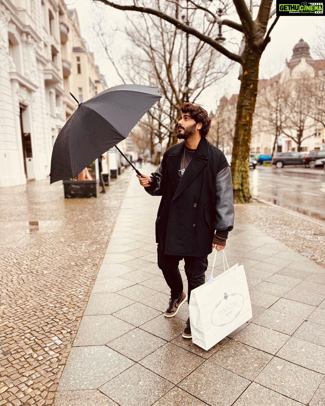 Arjun Kapoor Instagram - Rain or Shine, She makes me look just Fine !!! 📷 - @malaikaaroraofficial Berlin, Germany
