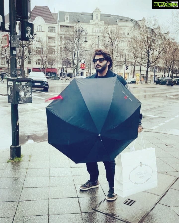 Arjun Kapoor Instagram - Rain or Shine, She makes me look just Fine !!! 📷 - @malaikaaroraofficial Berlin, Germany