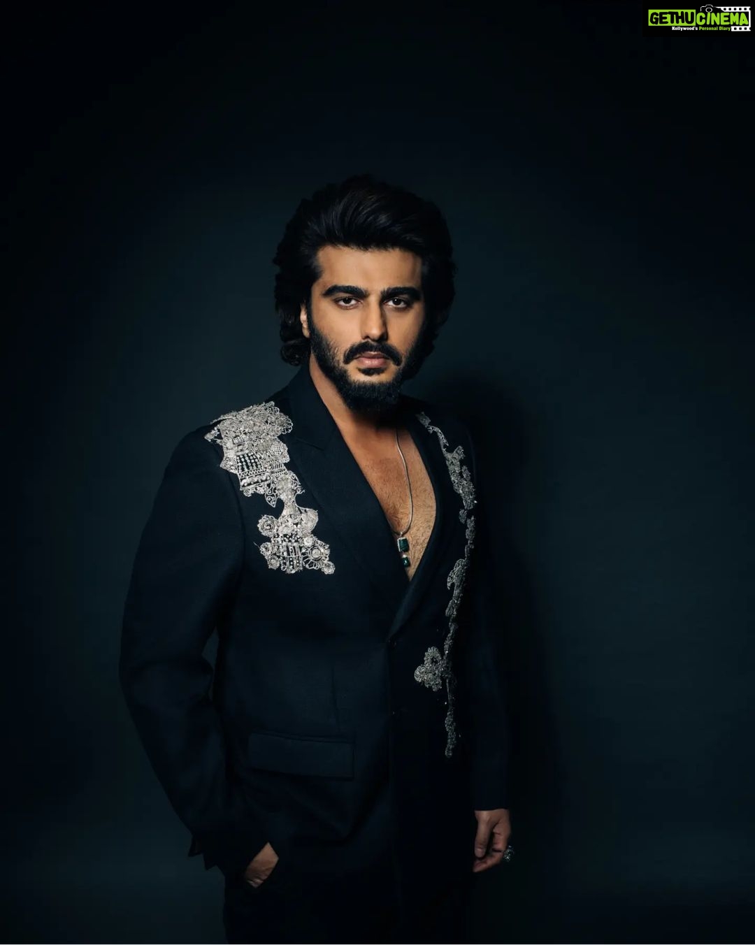 Arjun Kapoor Instagram - Spent last evening in my very own custom made double breasted black suit by the very special @anamikakhanna.in โฅ๏ธ Loved the exhibit at #NMACC, it truly represented our culture & the evolution of the landscape of fashion inspired by india ๐ฎ๐ณ kudos to the Ambani family & @rooshadshroff for giving us something so unique! ๐ @nmacc.india Photographer: @bharat_rawail Stylist: @rahulvijay1988 Assisted by: @maitriidesaii @sabrinawhite98 @nirikshapoojary_ Jewellery: @amrapalijewels Hair: @aalimhakim @bashirsayyed.hair Make-up: @vickybanatkar