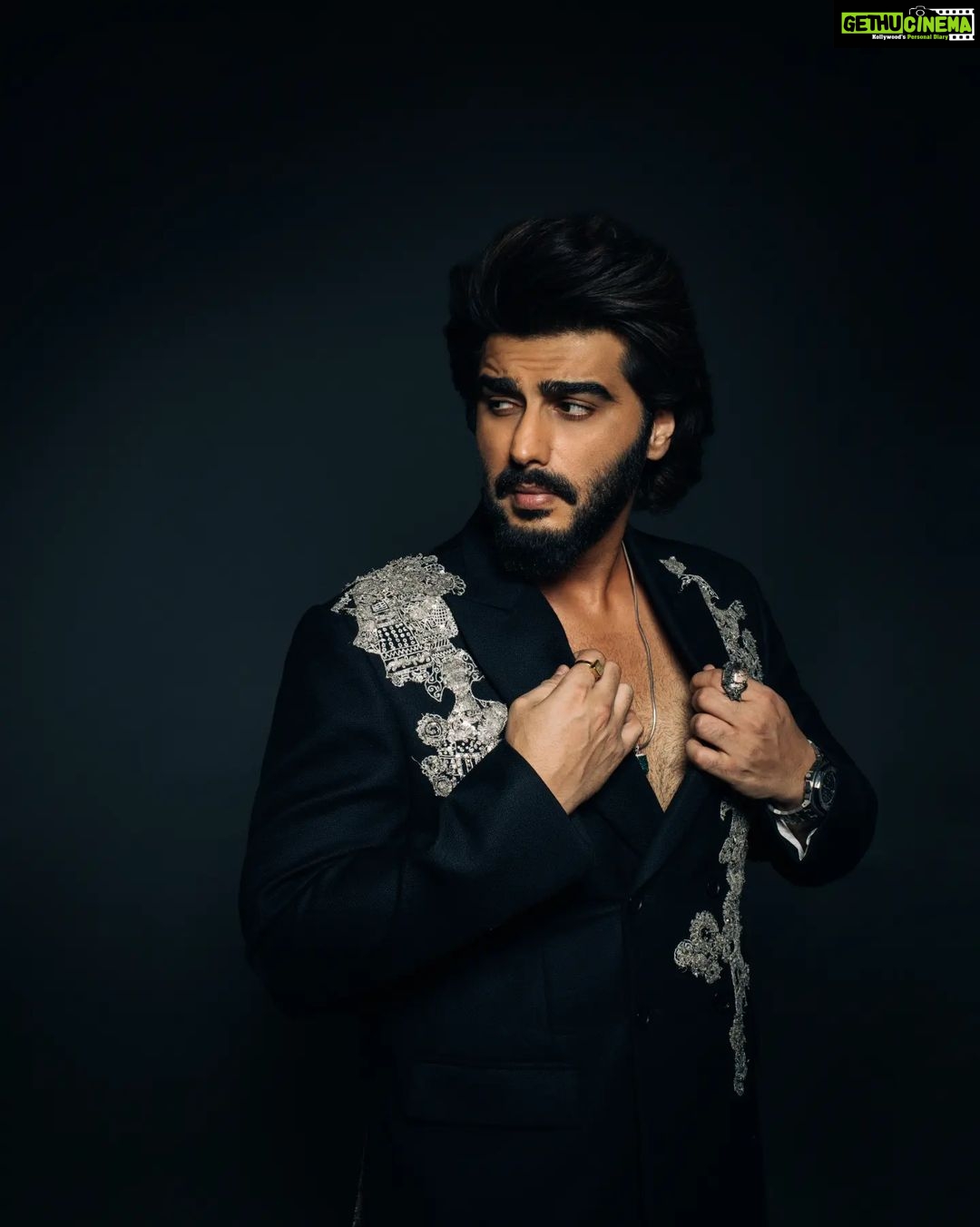 Arjun Kapoor Instagram - Spent last evening in my very own custom made double breasted black suit by the very special @anamikakhanna.in โฅ๏ธ Loved the exhibit at #NMACC, it truly represented our culture & the evolution of the landscape of fashion inspired by india ๐ฎ๐ณ kudos to the Ambani family & @rooshadshroff for giving us something so unique! ๐ @nmacc.india Photographer: @bharat_rawail Stylist: @rahulvijay1988 Assisted by: @maitriidesaii @sabrinawhite98 @nirikshapoojary_ Jewellery: @amrapalijewels Hair: @aalimhakim @bashirsayyed.hair Make-up: @vickybanatkar