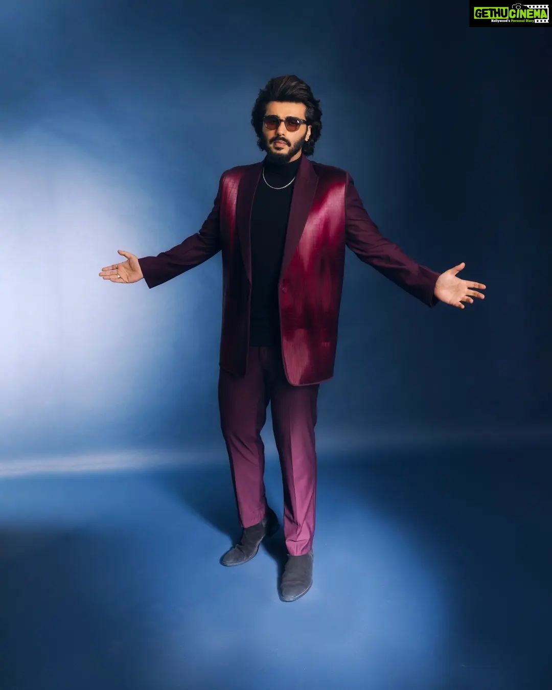 Arjun Kapoor Instagram - Friday night burgundy vibe π Outfit: @rimzimdaduofficial Jewellery: @dripproject.co Stylist: @mohitrai @tarangagarwalofficial Photographer: @samrat.02 Hair: @bashirsayyed.hair Make-up: @vickybanatkar