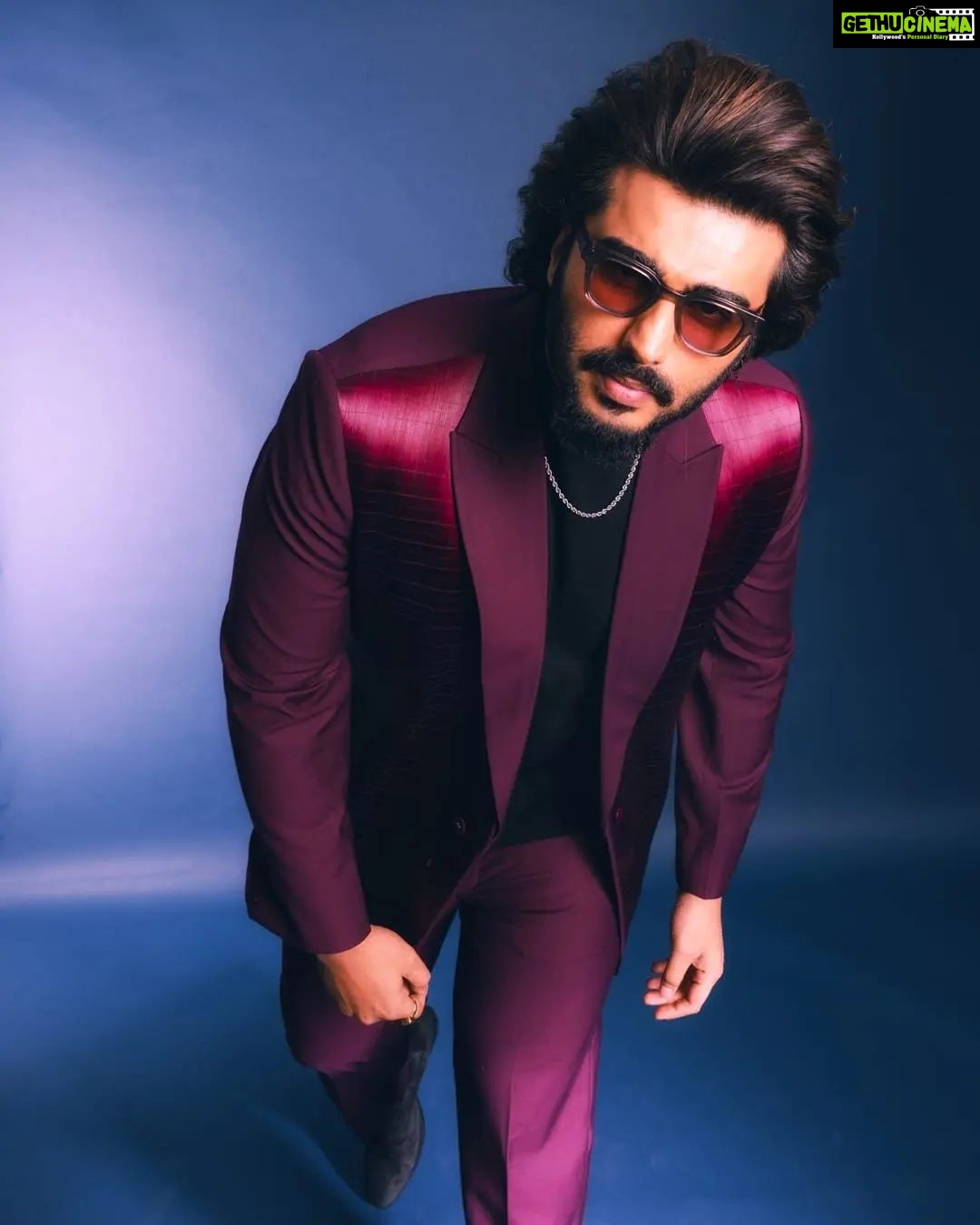 Arjun Kapoor Instagram - Friday night burgundy vibe π Outfit: @rimzimdaduofficial Jewellery: @dripproject.co Stylist: @mohitrai @tarangagarwalofficial Photographer: @samrat.02 Hair: @bashirsayyed.hair Make-up: @vickybanatkar