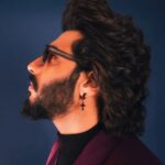 Arjun Kapoor Instagram - Friday night burgundy vibe 😎 Outfit: @rimzimdaduofficial Jewellery: @dripproject.co Stylist: @mohitrai @tarangagarwalofficial Photographer: @samrat.02 Hair: @bashirsayyed.hair Make-up: @vickybanatkar