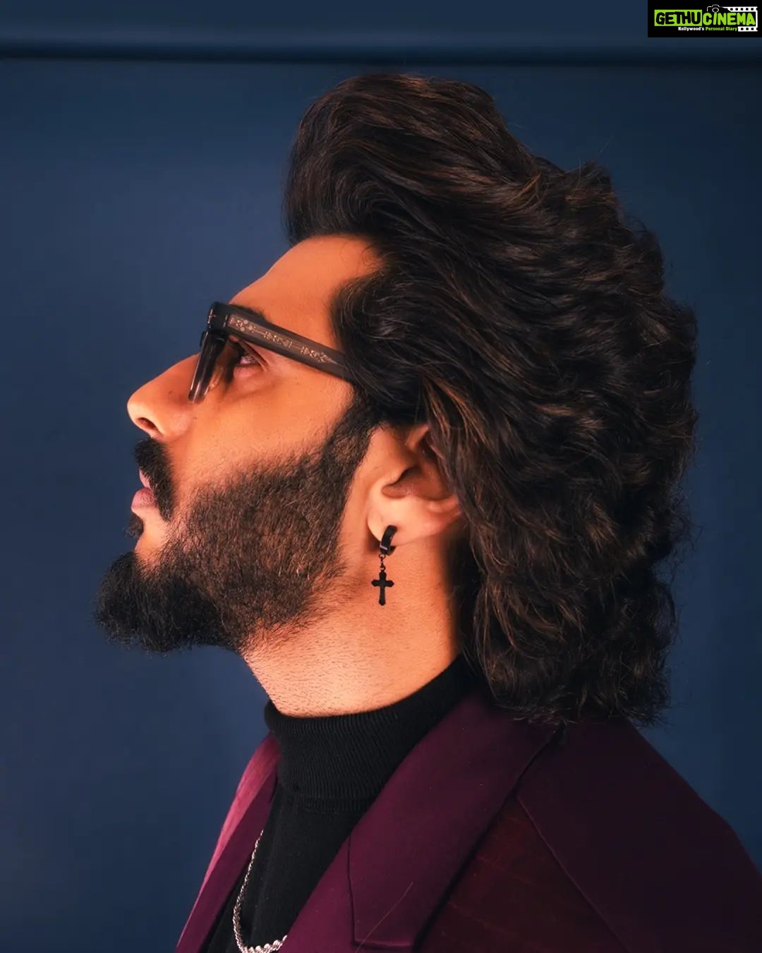 Arjun Kapoor Instagram - Friday night burgundy vibe π Outfit: @rimzimdaduofficial Jewellery: @dripproject.co Stylist: @mohitrai @tarangagarwalofficial Photographer: @samrat.02 Hair: @bashirsayyed.hair Make-up: @vickybanatkar