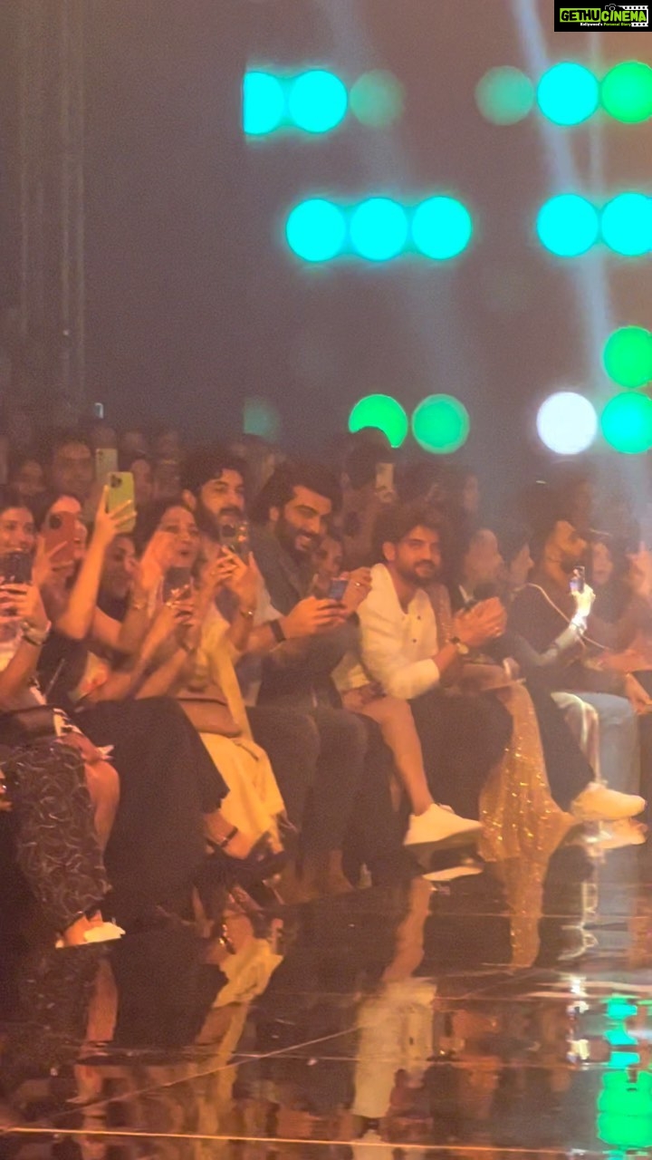 Arjun Kapoor - 362.3K Likes - Hope u r watching her today and smiling mom…
Missed having u there to see what ur daughter has grown up to become…
Proud of u ansh… u inspire me to never give up ❤️🤗 @anshulakapoor
🎥: @snehzala