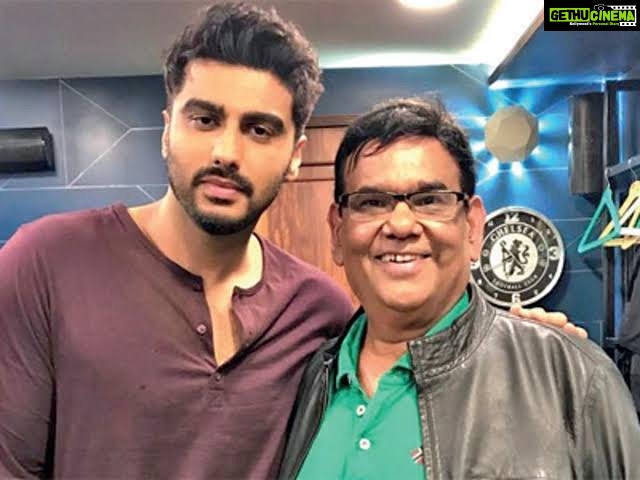 Arjun Kapoor Instagram - I grew up around you satish uncle… u made me laugh on camera & off it… it’s tough to explain what I feel because you were perhaps the happiest part of my childhood memories. Always smiling always had a story to tell always had a moment to recollect… your voice echoes in my ears even now. I’m blessed that we shared screen space in namaste England briefly for me that was an amazing moment to be on screen with u after being a child running around ur sets of prem and roop ki rani choron ka raja… Ur talent everyone knows ur kindness everyone will know thru the stories we all will share from having known u… I feel like I lost a part of my childhood today and I know dad anil chachu Sanjay all of us we miss you. You were are & shall always remain family to all of us. Rest in Peace satish uncle 🙏❤