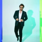 Arjun Kapoor Instagram - Pseudo saiyaan, voodoo saiyaan - camera ke aage! 😉 #CinemaMarteDumTak #style #mensfashion #suit