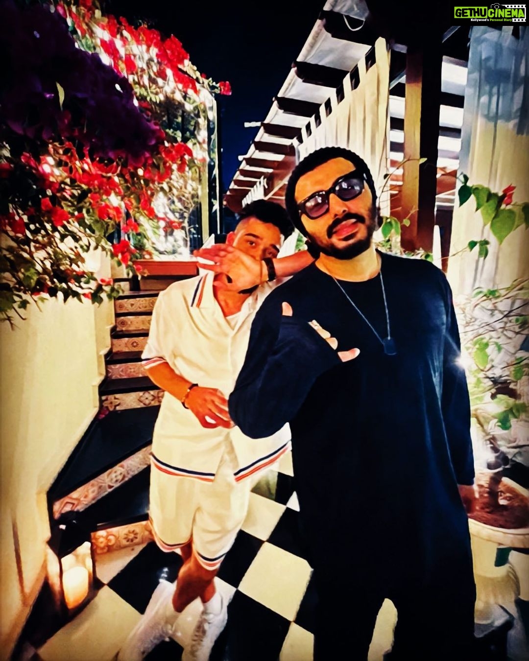 Arjun Kapoor Instagram - Brothers in Arms !!! (Finally we got a picture together) @ap.dhillxn #brownmunde