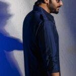 Arjun Kapoor Instagram - Just letting the dark blue brew on a #Sunday evening 🟦 #mensfashion #ethnicwear #ethnic #fashion