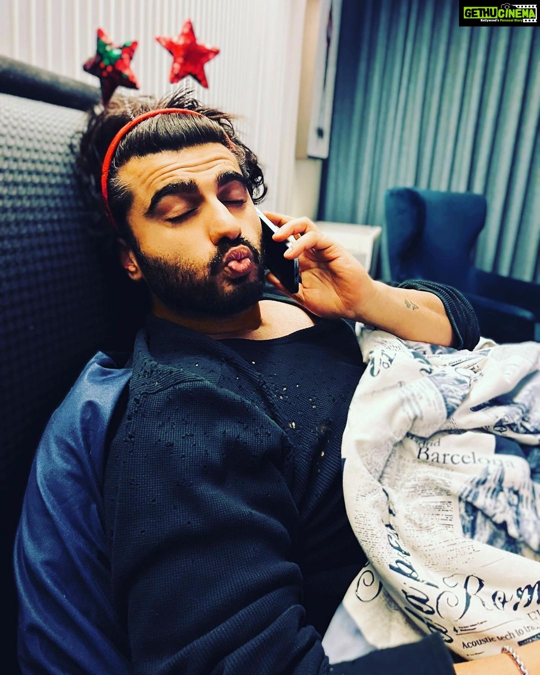 Arjun Kapoor Instagram - Unwell reindeer this holiday season... 📸 - @malaikaaroraofficial #festiveseason #christmasmood (Don’t worry it’s not COVID) Juhu, Maharashtra, India