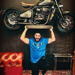 Arjun Kapoor Instagram – Powerlifting Monday !!! 😂
📸 – @jaanvidhawan 
#nopainnogain #mondaymotivation Mumbai, Maharashtra
