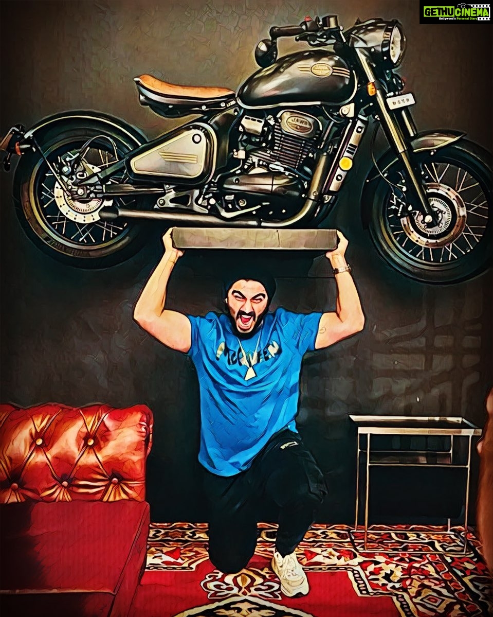 Arjun Kapoor Instagram - Powerlifting Monday !!! 😂 📸 - @jaanvidhawan #nopainnogain #mondaymotivation Mumbai, Maharashtra