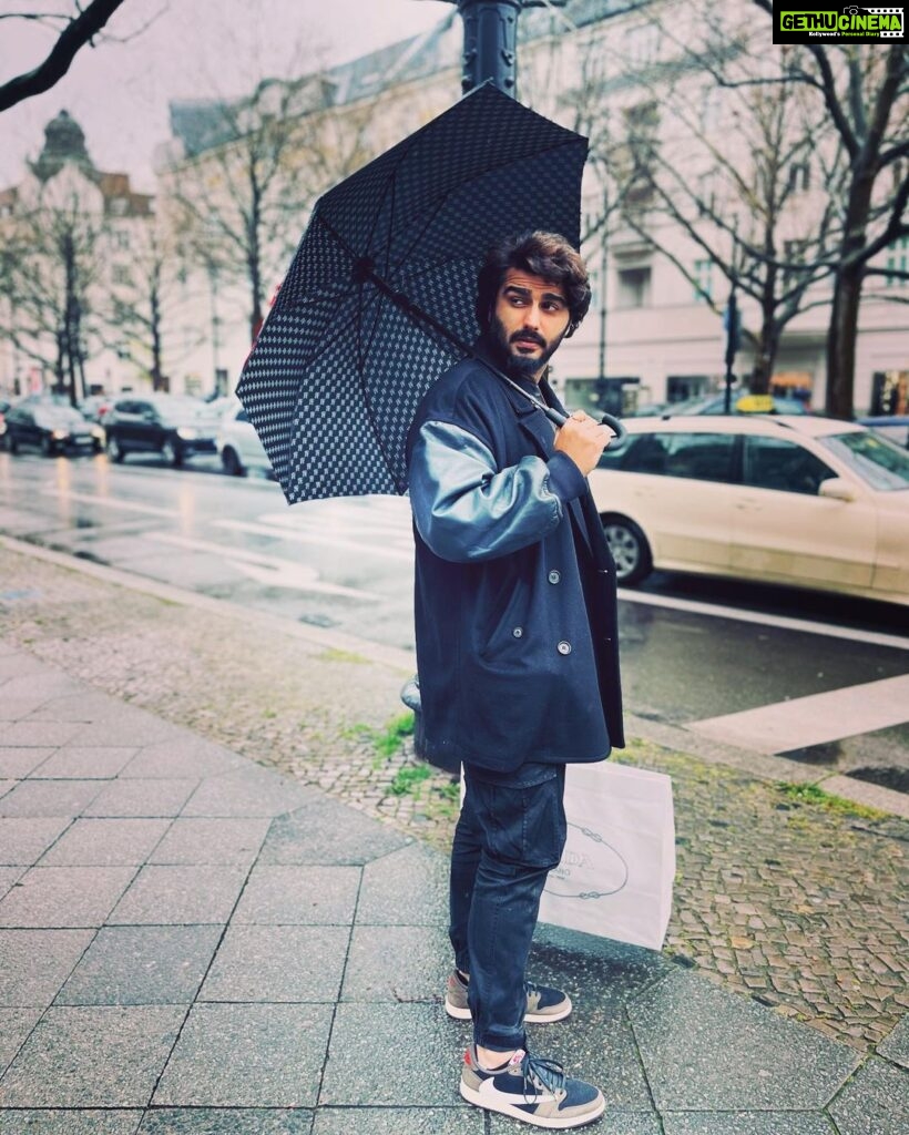 Arjun Kapoor Instagram - Rain or Shine, She makes me look just Fine !!! 📷 - @malaikaaroraofficial Berlin, Germany