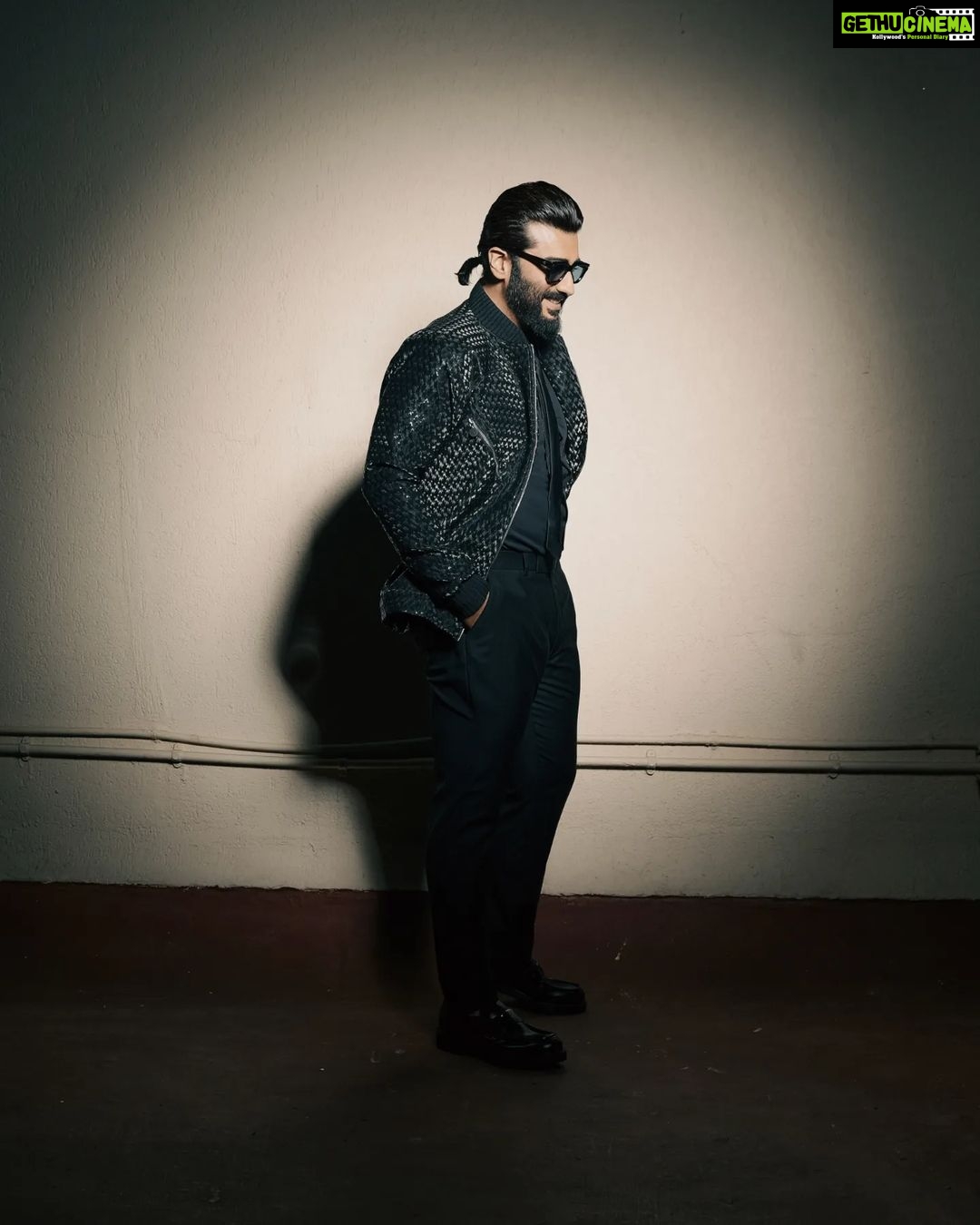 Arjun Kapoor Instagram - Keep calm and love the all-black. ⚫ ♠️ Outfit: @falgunishanepeacockindia Styled by: @mohitrai with @tarangagarwalofficial @teammrstyles Glasses: @jacquesmariemage Shot by: @_psudo_ @xilverwolf Hair: @aalimhakim @bashirsayyed.hair Make-up: @vickybanatkar