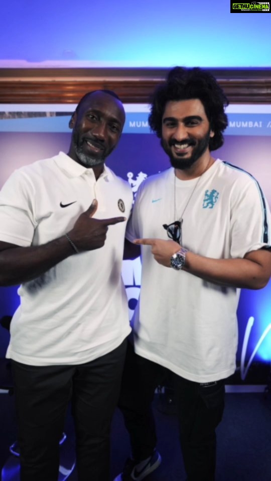 Arjun Kapoor Instagram - We are ALL BLUE! 😎 @chelseafc All set for the game tonight with this #throwback to a perfect weekend with @official_jfhasselbaink & @oliviabuzaglo ⚽💯 #TheFamousCFC