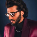 Arjun Kapoor Instagram - Friday night burgundy vibe 😎 Outfit: @rimzimdaduofficial Jewellery: @dripproject.co Stylist: @mohitrai @tarangagarwalofficial Photographer: @samrat.02 Hair: @bashirsayyed.hair Make-up: @vickybanatkar