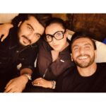 Arjun Kapoor Instagram – Mrs Chatterjee ke Do Anmol Ratan 😂♥️

#RaniMukerji #MrsChatterjeeVsNorway @ranveersingh #gunday #reunion