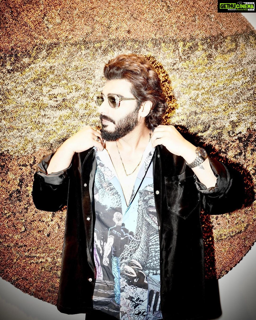 Arjun Kapoor Instagram - #ChivasAlchemy a stunning convergence of moods and genres. A beautiful take on time in couture, art, cuisine, and music. #ChivasGlassware #collab #ChivasAlchemy #KaleidoscopeOfTime #ChivasAlchemy2023