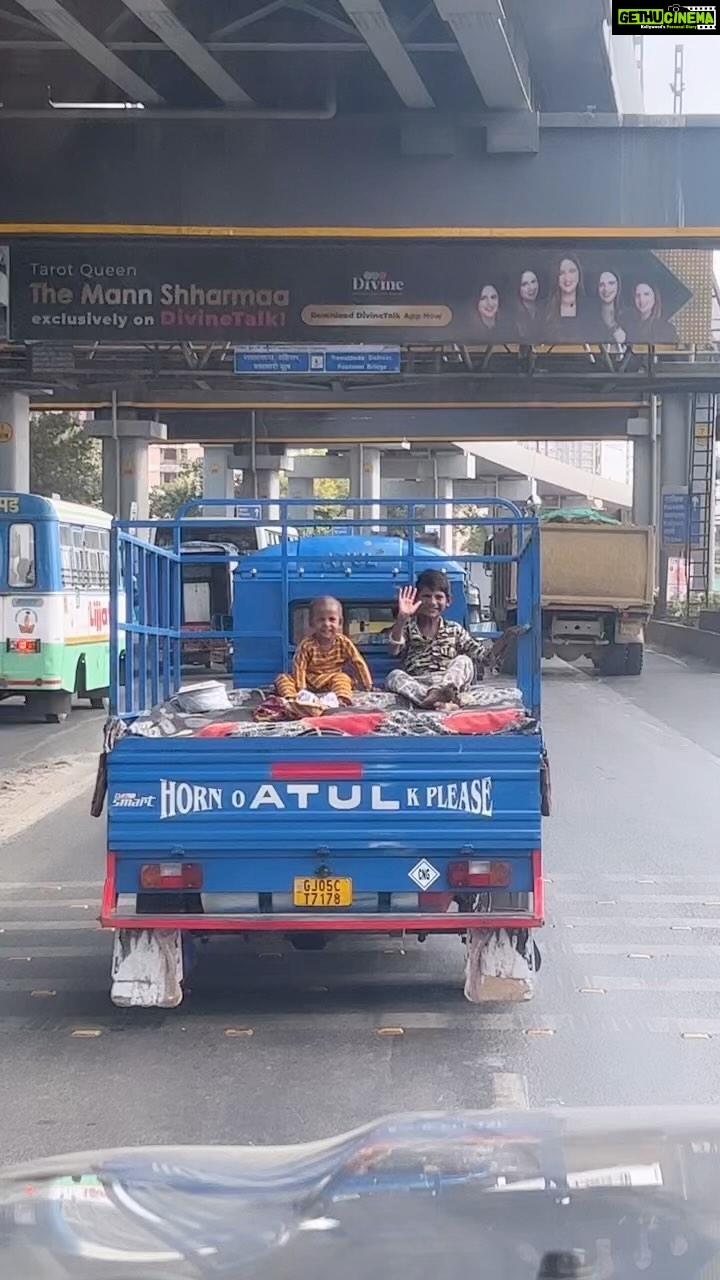 Arti Singh Instagram - Khushi 💕 is sath Kisi apne ka kisi bhi Roop mein . Happiness is everything . Dil ka sukooon is everything . Peacefully sleeping is everything. And today when I saw this I saw their happiness was totally theirs . They dint hv luxury car . They don’t hv pizza everyday . But they happy on thier own. Vo kehte hain na mangi hui khushiyon se kya hota hai jo kismat mein hota hai vo Jarur Adaa hota hai ❤️ they were brother and sister and I missed my brothers so much seeing this . Khushi pariwar se hai . Kuch khas doston se . And blessed are those who hv there family and handful of people to share their feelings .