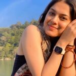 Asha Bhat Instagram - Oh Kanha ab toh murli ki madhur suna do taan ☺️🎵🎧 Impromptu singing on the banks of Ganga while soaking in some Vitamin D 😬 #rishikesh #uttrakhand #devbhioomi #singasongsaturday