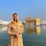 Asha Bhat Instagram - हर ताले की चाबी है, उसके हाथ में, गुरू "नानक" देव जी, की कृपा है जिसके साथ । #Amristar 🙏 #harmandirsahib Golden Temple Amritsar