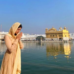 Asha Bhat Instagram - हर ताले की चाबी है,
उसके हाथ में,
गुरू "नानक" देव जी,
की कृपा है जिसके साथ ।

#Amristar 🙏
#harmandirsahib