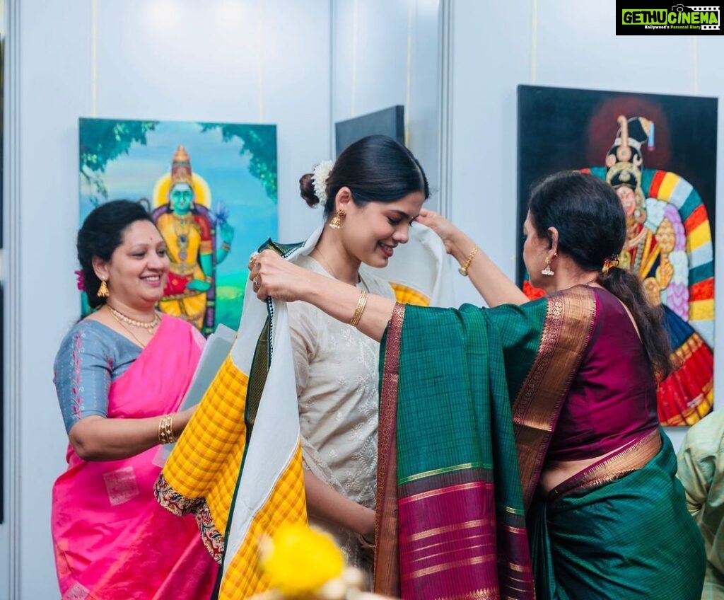 Asha Bhat Instagram - I was happy to attend "Gudiya Sambhrama," a temple festival that has been held in Bengaluru for years now. Inaugurated their art exhibition & highlighted the close relationship between Kala & Dharma. Not only art be preserved, but also a a cultural space space must be built to appreciate art. Thank you @heritageparampara Vijaylakshmi Mam🙏 #gudiyasambhrama