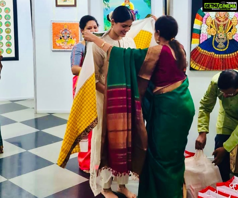 Asha Bhat Instagram - I was happy to attend "Gudiya Sambhrama," a temple festival that has been held in Bengaluru for years now. Inaugurated their art exhibition & highlighted the close relationship between Kala & Dharma. Not only art be preserved, but also a a cultural space space must be built to appreciate art. Thank you @heritageparampara Vijaylakshmi Mam🙏 #gudiyasambhrama
