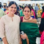 Asha Bhat Instagram - I was happy to attend "Gudiya Sambhrama," a temple festival that has been held in Bengaluru for years now. Inaugurated their art exhibition & highlighted the close relationship between Kala & Dharma. Not only art be preserved, but also a a cultural space space must be built to appreciate art. Thank you @heritageparampara Vijaylakshmi Mam🙏 #gudiyasambhrama