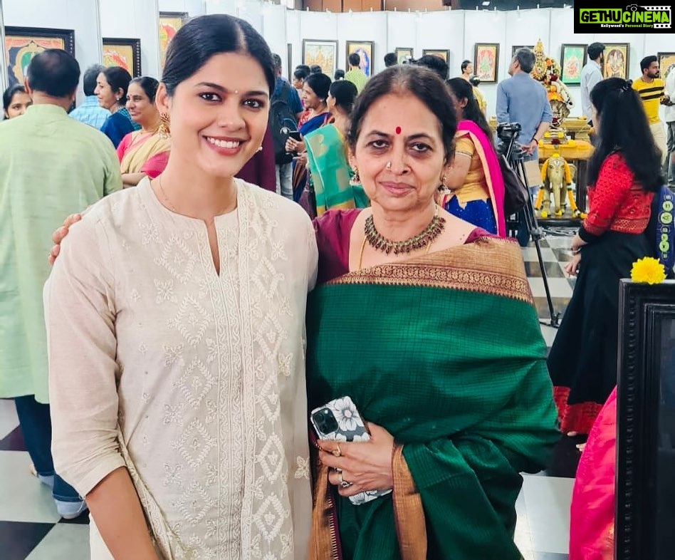 Asha Bhat Instagram - I was happy to attend "Gudiya Sambhrama," a temple festival that has been held in Bengaluru for years now. Inaugurated their art exhibition & highlighted the close relationship between Kala & Dharma. Not only art be preserved, but also a a cultural space space must be built to appreciate art. Thank you @heritageparampara Vijaylakshmi Mam🙏 #gudiyasambhrama