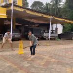Asha Bhat Instagram - I swear ! The family cricket matches are the best 😂😂😂 @gopalakrishnanettar @kavya.bhat.980 Vignesh , Karthik … Commentary by the very talented @vinodnettar 😜😆 who gave us a hard time choosing between laughing and actually playing the field .. haha