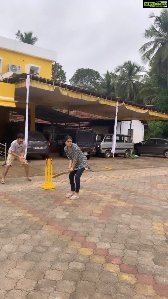 Asha Bhat Instagram - I swear ! The family cricket matches are the best 😂😂😂 @gopalakrishnanettar @kavya.bhat.980 Vignesh , Karthik … Commentary by the very talented @vinodnettar 😜😆 who gave us a hard time choosing between laughing and actually playing the field .. haha