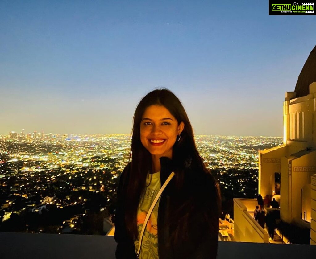 Asha Bhat Instagram - Sleepless nights and city lights ✨✨ #flashbackfriday #losangeles #griffithobservatory #LA Griffith Observatory