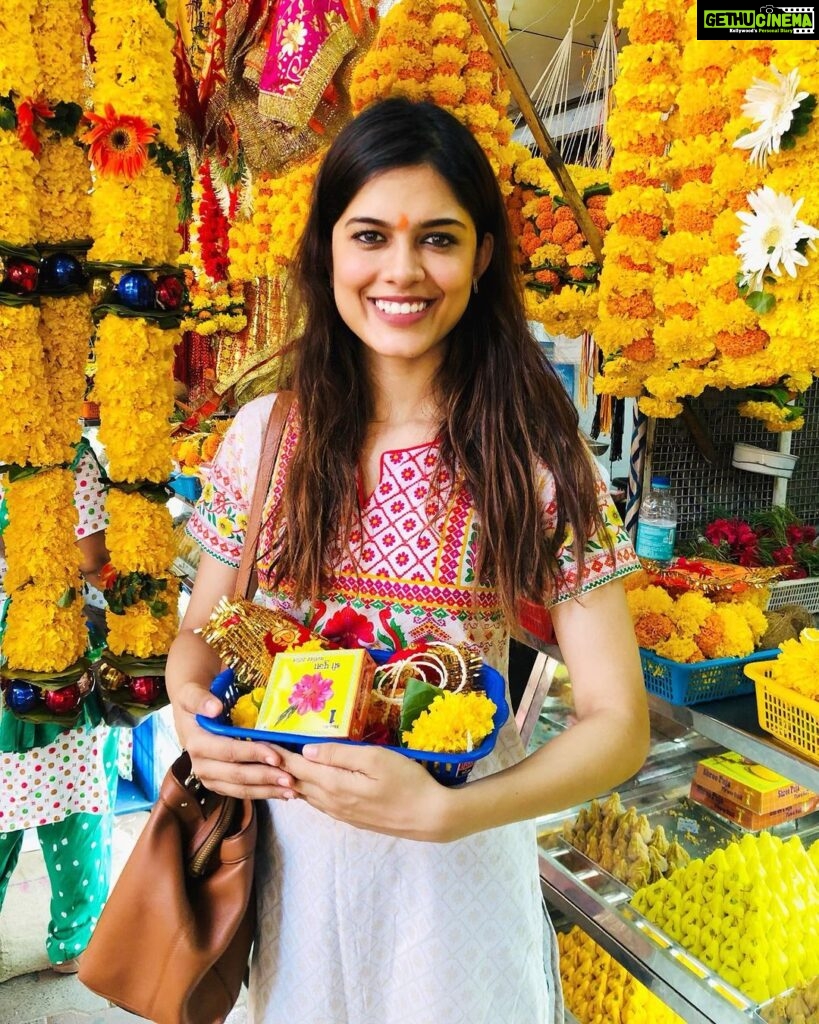 Asha Bhat Instagram - Bappa Morya 🙏 #mumbai #blessed #newbeginnings Siddhivinayak Temple, Mumbai