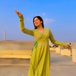 Asha Bhat Instagram - Ami je tomar ❤️ The only way to make sense out of change is to plunge into it, move with it and join the dance 😌 PS : Let me know how many unpolished Chakkars did i take in the end of the video :P #amijetomar #arijitsingh #shreyaghoshal