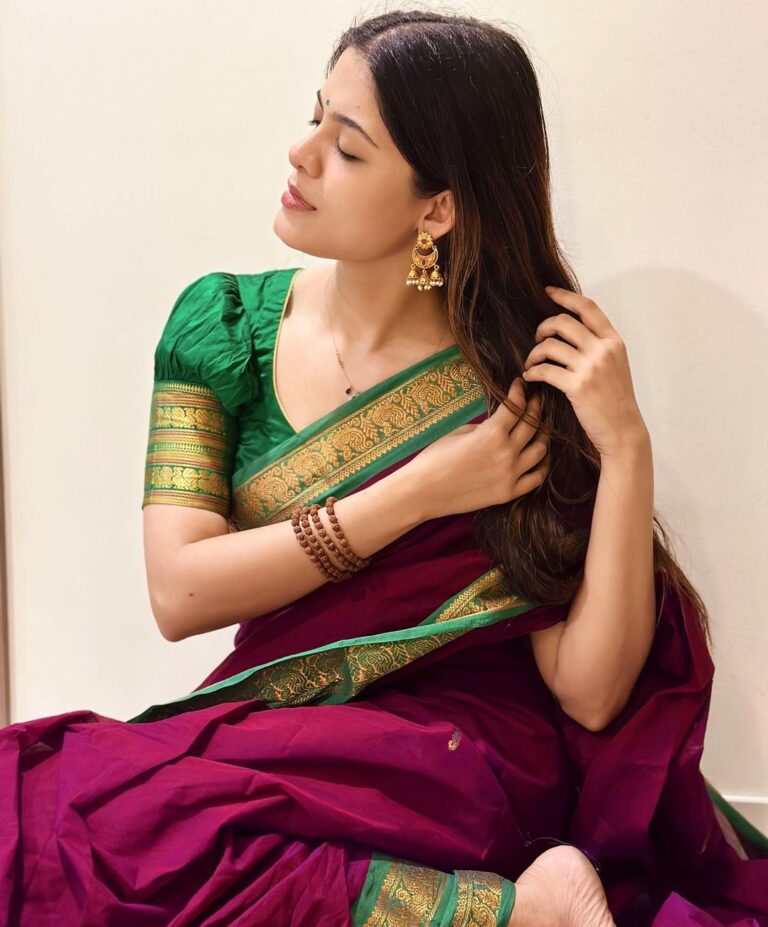 Asha Bhat Instagram - Miss Tangled 👀😊 #sareelove #cottonsaree #sareelover #classical #ashabhat