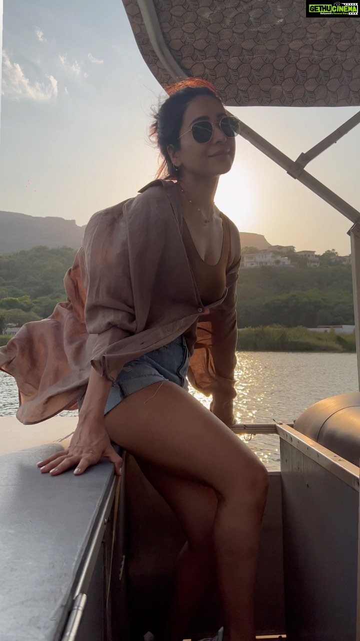 Asha Negi Instagram - Weekend mood! Bohot zor se!!🦋🌼