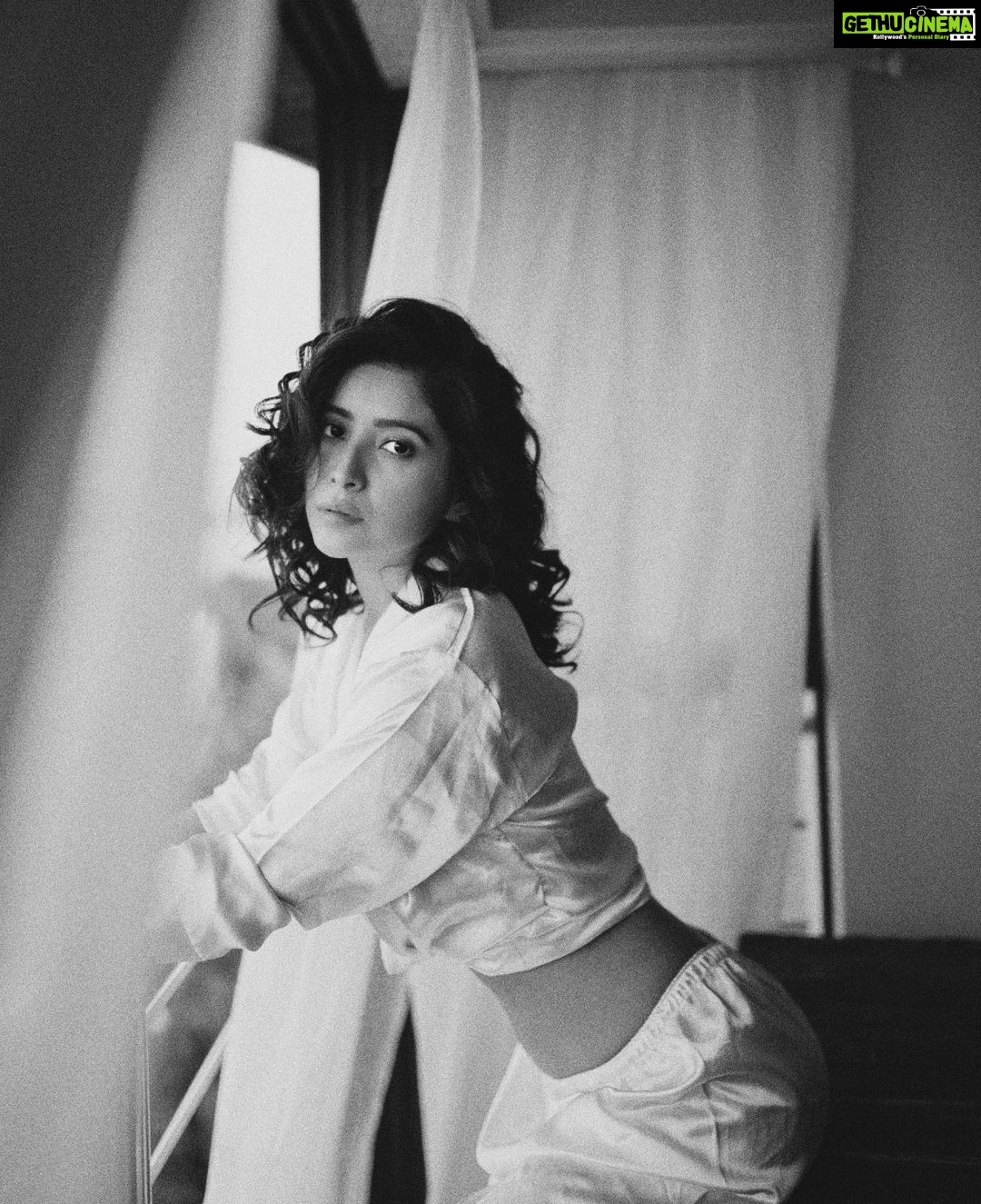 Asha Negi Instagram - For your eyes only..XoXo🤎 . @bharat_rawail @lakshetamodgil @aartigupta5565